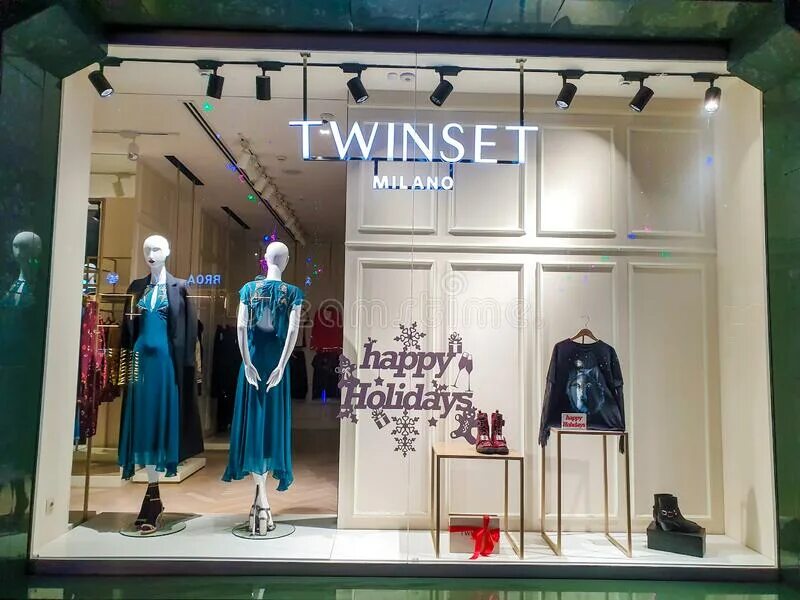 Магазин твинсет милано. Twinset milano аутлет. twinset milano italy. ямода шоп. витрина твинсет милано.