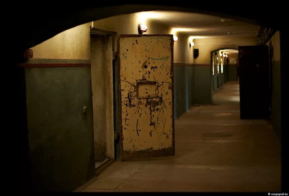 александр рогожкин чекист 1991 фильм. подвал тюрьма. архив в подвале. пыточная камера камера нквд. царская семья в доме ипатьева.