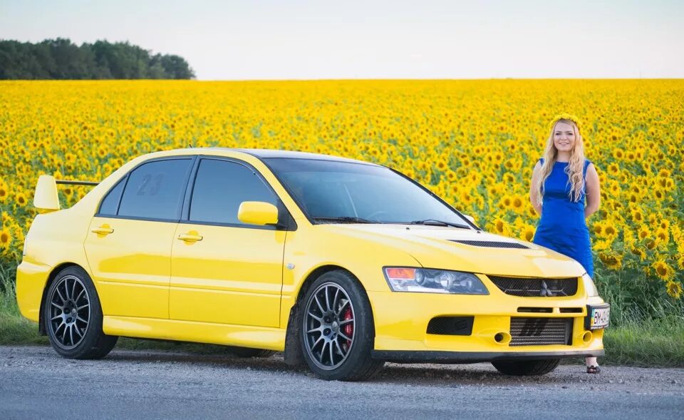 Желтый в реальной жизни. Лансер Эво 9 желтый. Mitsubishi Lancer Evolution 9 желтый. Лансер Эволюшн 8 желтый. Желтый Лансер 9.