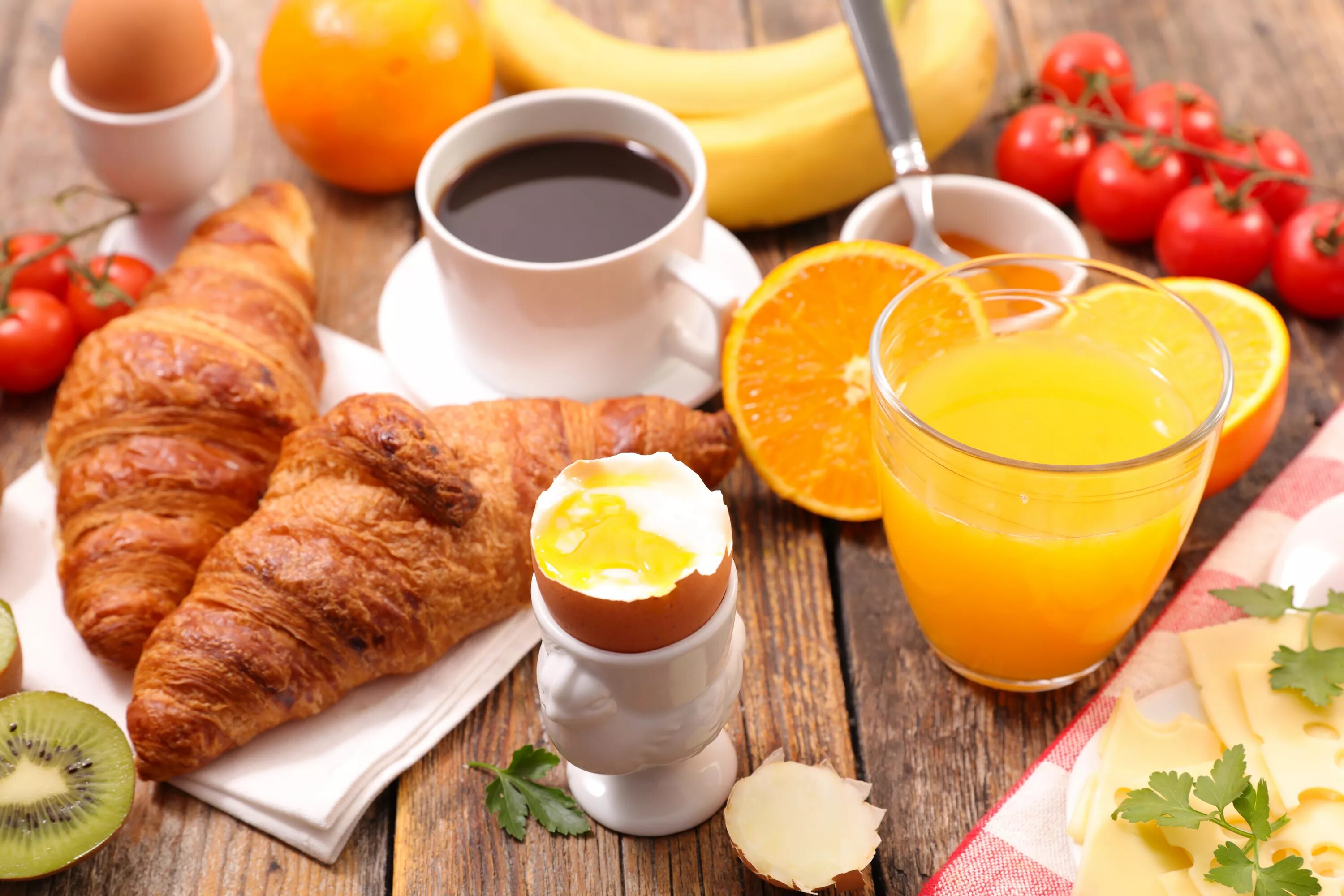 Завтрак с кофе. Круассан и сок. Завтрак картинки. Французский завтрак. Апельсиновый сок на завтрак