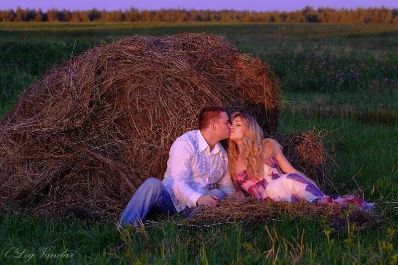 Деревенский отношение. Влюбленные на сеновале. Влюбленные в стоге сена. Лежат на сеновале. Любовь в деревне.