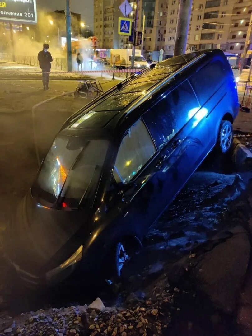 Где провалился асфальт. Прорыв трубы на лени Голикова. Автомобиль провалился под асфальт. Авария в Санкт Петербурге 24 02 2022 машина провалилась в яму с кипятком.