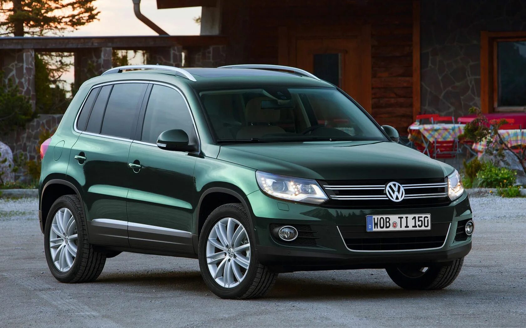 Фотография volkswagen. VW Tiguan 2012. Volkswagen Tiguan 2 зеленый. Tiguan 2012 2.0. Кроссовер Фольксваген Тигуан.