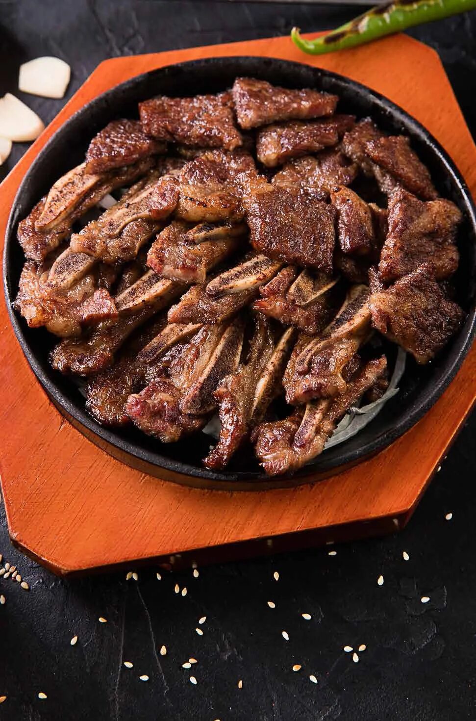 Ребра кальби корея. Кальби корея. Яннем кальби. Говяжьи ребра кальби. Ребрышки кальби копченые.