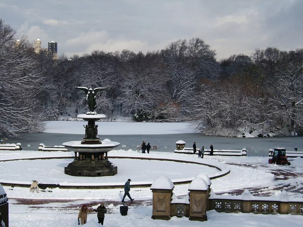 Фонтан зимой. Петергоф фонтаны зимой парк. bethesda fountain central park. фонтан в парке зимой. фонтан в центральном парке нью-йорка.