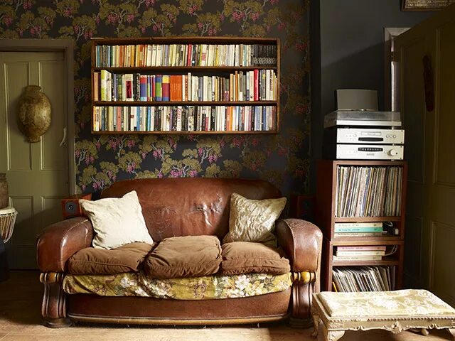 Уютный интерьер со старой мебелью. Антиквариат в современном интерьере. Старинный интерьер комнаты. Ретро стиль в интерьере. Старинные вещи в интерьере.