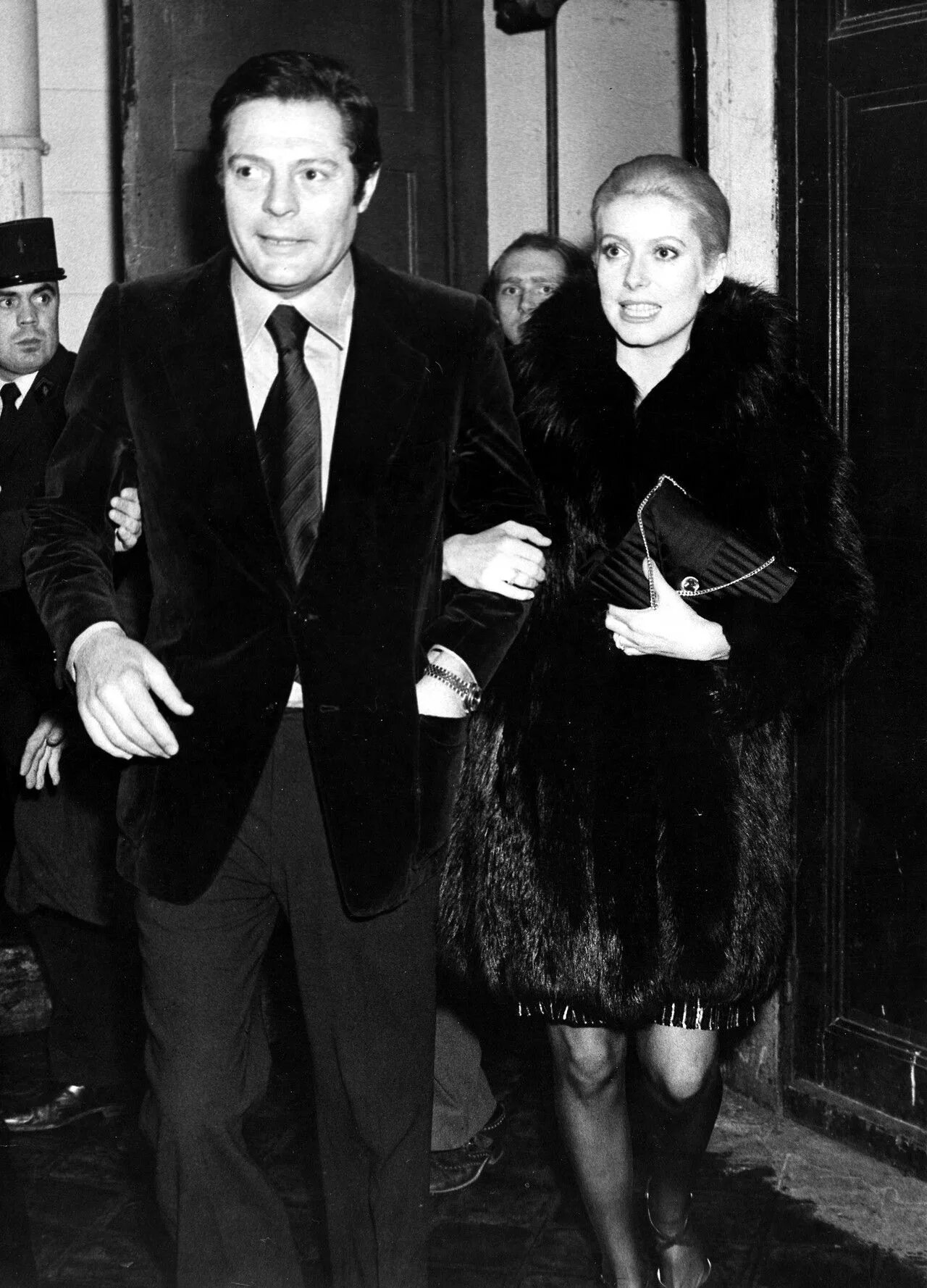 Дочь катрин денев и марчелло мастрояни. Катрин денев и марчелло мастрояни. Катрин. Катрин денёв марчелло мастроянни. Марчелло мастроянни и катрин денев в молодости.