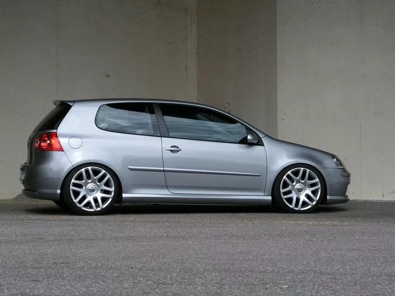Vw golf 5 wheel r15. Фольксваген гольф 5 колеса. Проставки гольф 5. Golf 5 r17. Гольф 5 синий.