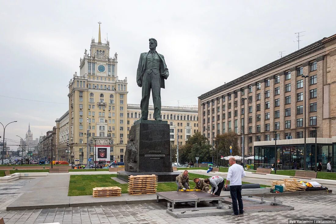 На какой улице стоит памятник. Площадь маяковского в москве. маяковская триумфальная площадь. метро маяковская триумфальная площадь. памятник на триумфальной площади в москве.