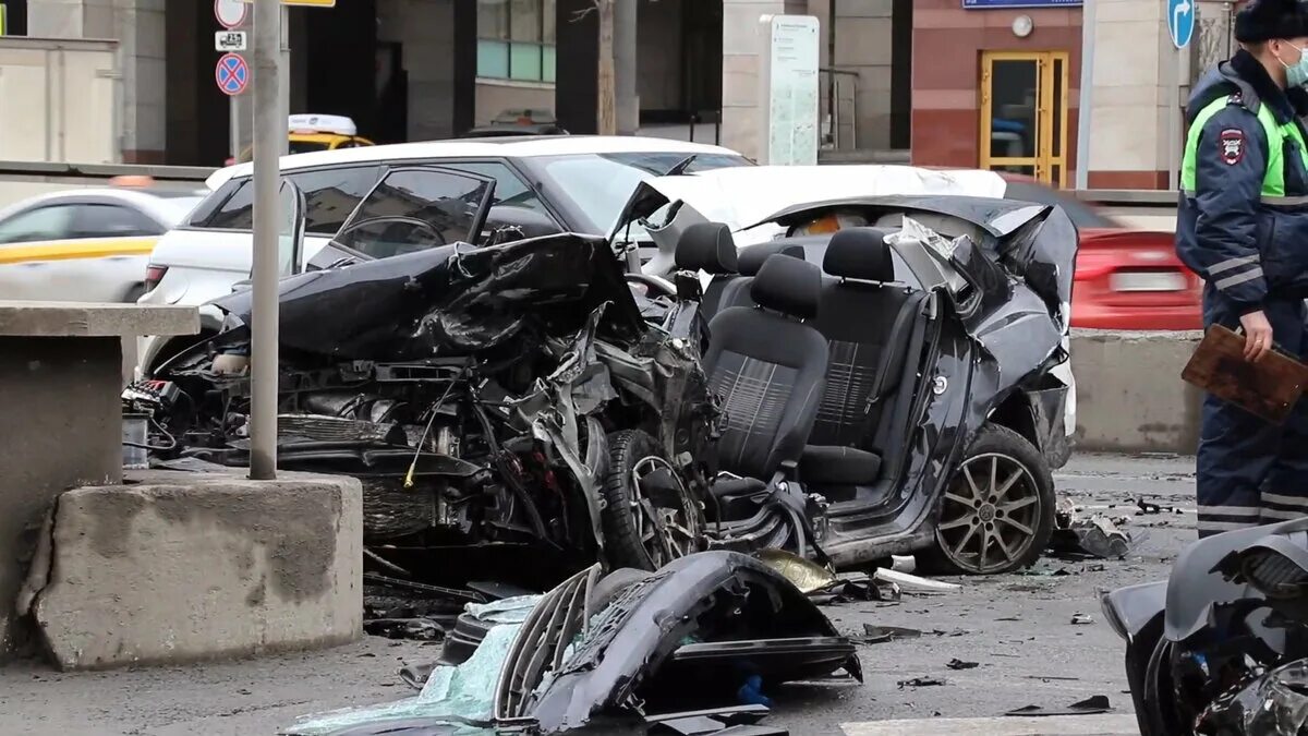 Битого сегодня. Авария эдварда билла в москве. Разбитый ваз 2110 серебристый. Авария в москве с участием эдварда била. Авария в москве с участием эдварда била.