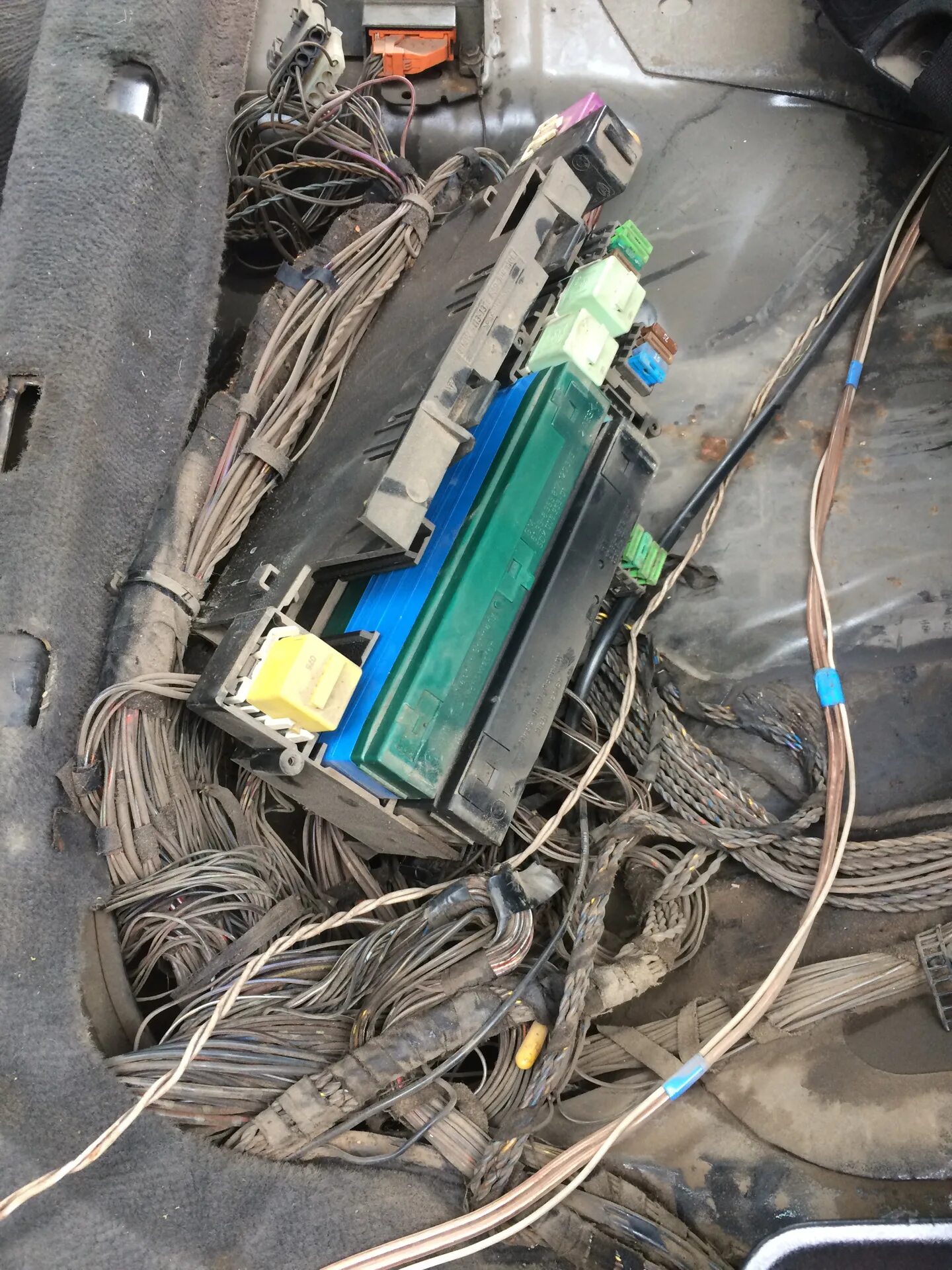 Е34 ошибка. Блок сигнализации бмв е34. bmw e34 сигнализация. штатная сигнализация бмв е34. штатный блок цз е34.