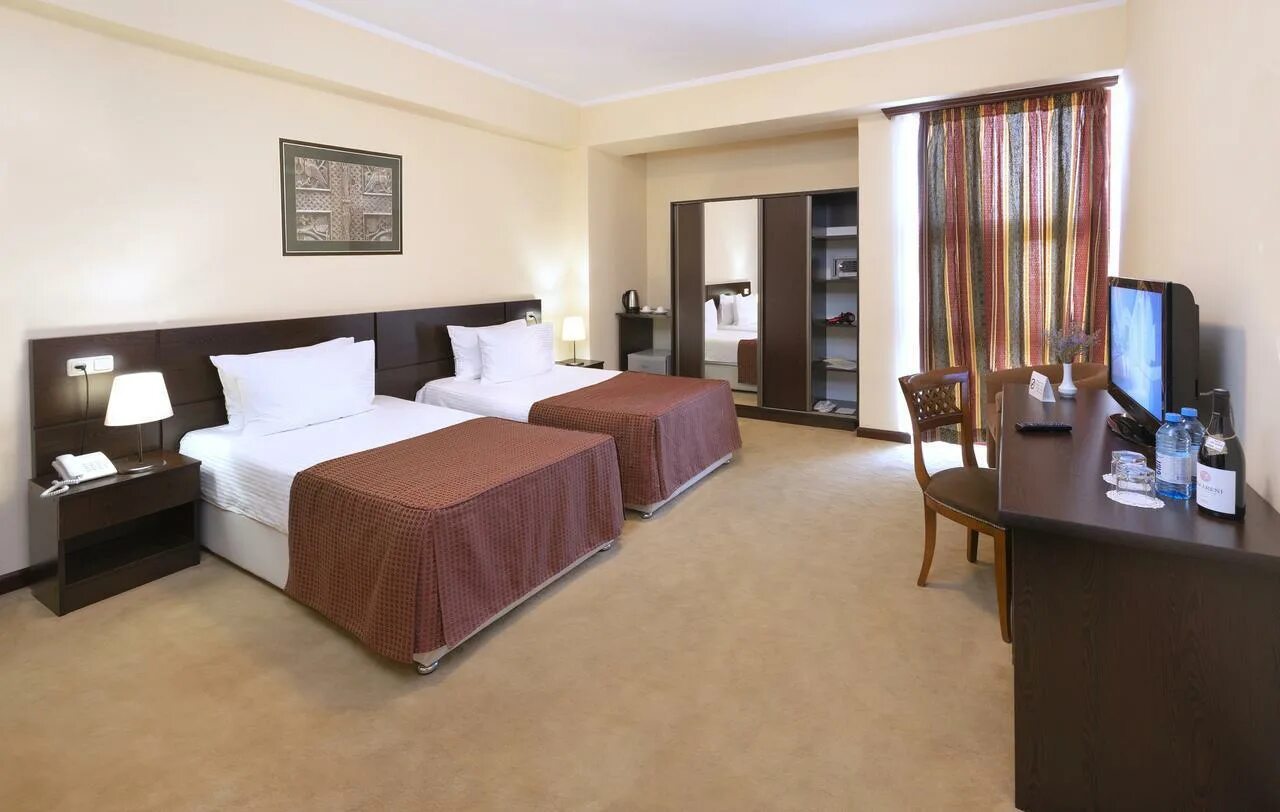 Номера телефонов гостиниц в ереване. Отель silachi hotel ереван 3. Отель silachi hotel ереван 3. Отель silachi hotel ереван 3. Central hotel yerevan 4*.