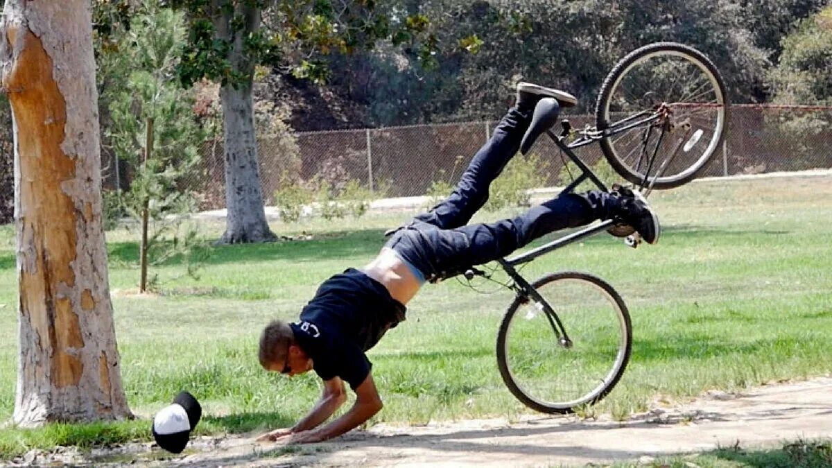 Слезть с велосипеда. Человек падает с велосипеда.