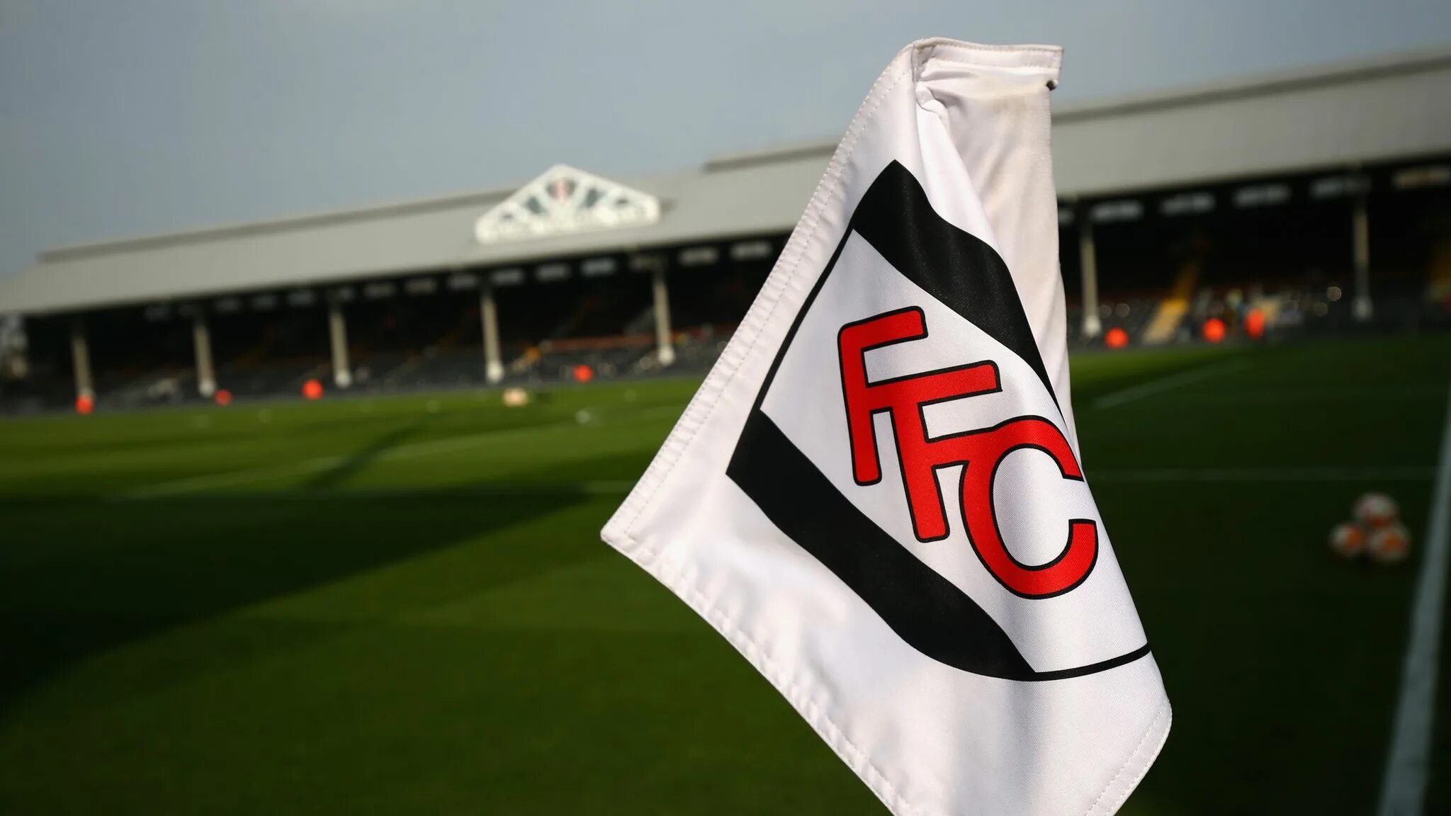 Фк фулхэм. Фулхэм флаг. ФК Фулхэм эмблема. Fulham футбольный клуб Flag.