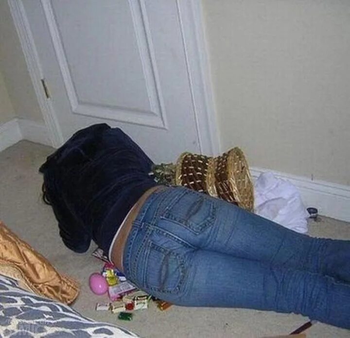 Пьяные женщины спят видео. Пьяные спящие девушки в квартире. Пьяные девушки в квартире.