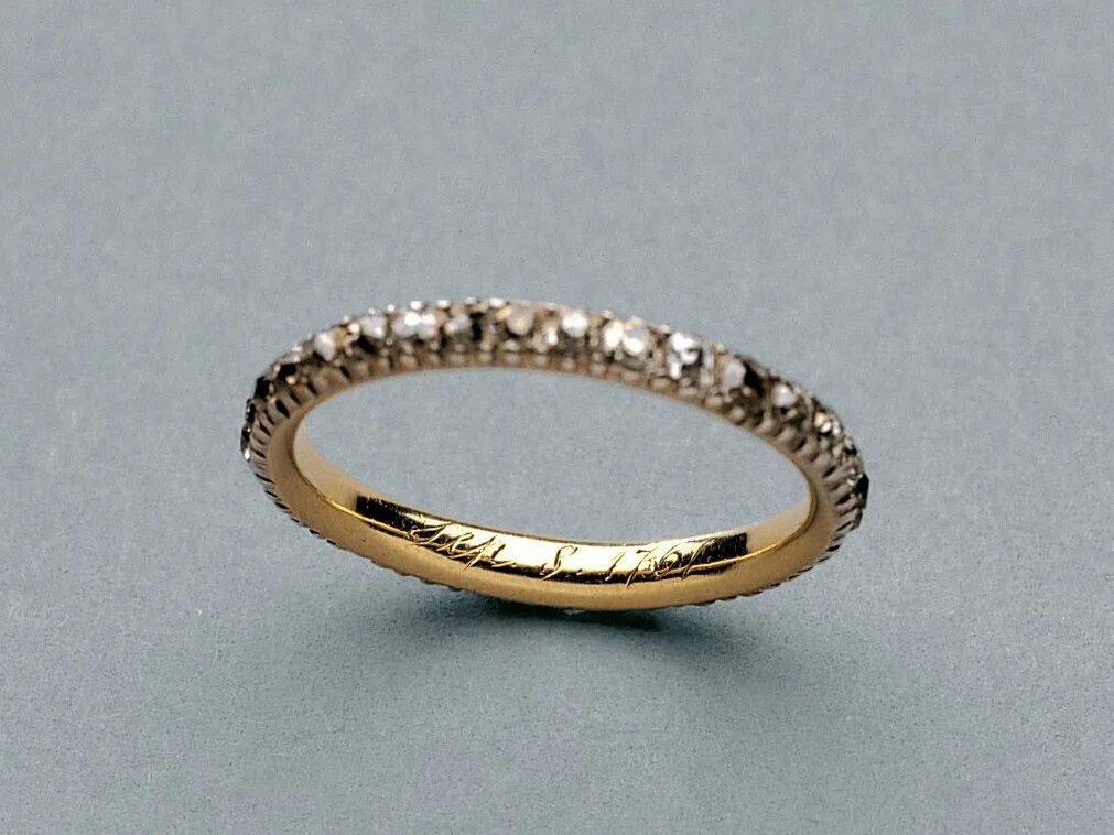 Помолвочное кольцо королевы виктории. Короне британской империи куллинан. Старинные золотые кольца. Кольца монарха. Королева виктория кольцо змеи.