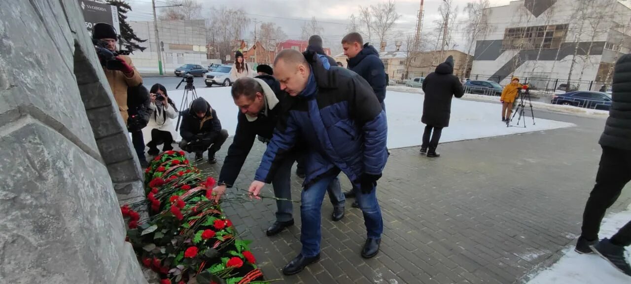 Возложение цветов на монументе 27 января 2023. Возложение цветов к памятнику жертвам блокады Ленинграда. Возложение цветов блокада Ленинграда. Памятник освобождения Ленинграда от фашистской блокады. Блокада 2019 год