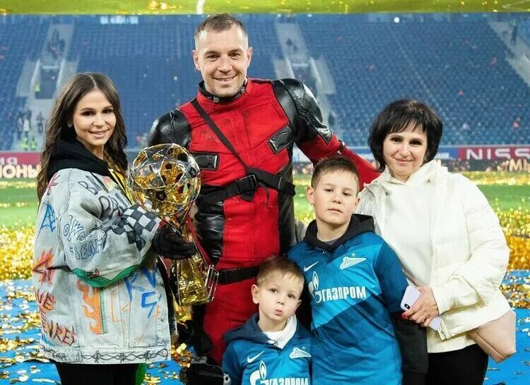Дзюба родственники. Артём Дзюба жена. Артем Дзюба семья. Семья Артема Дзюбы. Дзюба с семьей 2020.
