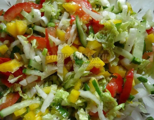 Салат с пекинской капустой и кукурузой и огурцом. Салат с фасолью и кукурузой. Салат с кукурузой и помидорами. Перец горошек кукуруза фасоль. Салат огурцы помидоры кукуруза.