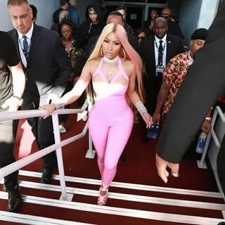 Nicki Minaj #VMA2017 Baby Momma, Cardi B, Nicki Minaj, Wig Hairstyles, Fash...