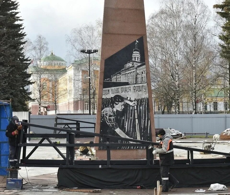 Ижевск город доблести. Стелла город трудовой доблести. открытие стеллы в ижевске. городские стеллы на 9 мая. стелла барнаул город трудовой доблести и славы фото.