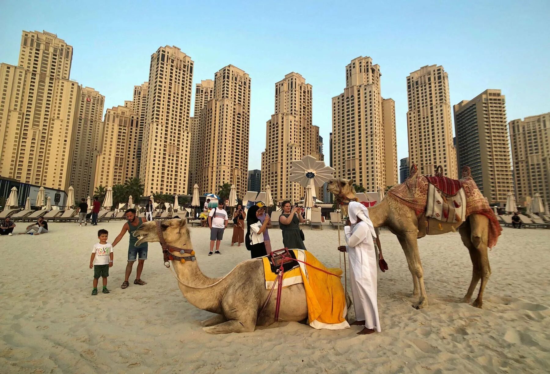 Есть ли в арабских эмиратах. Дубай United arab Emirates. Население Абу Даби. Туристы в Дубае. Дубай 2002.