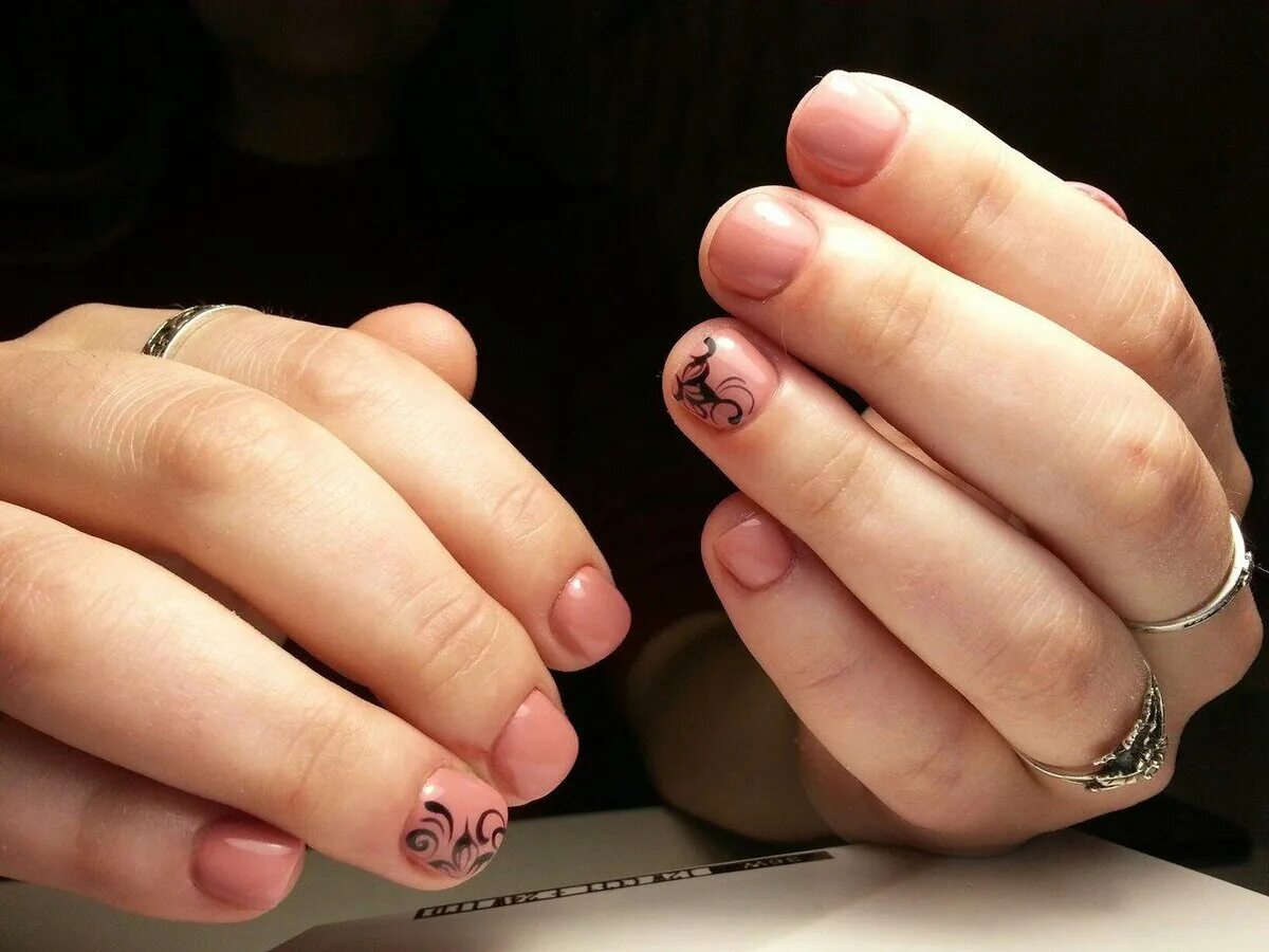 Nail PLACE on Instagram: "В любой другой месяц это могли бы быть линии электропе