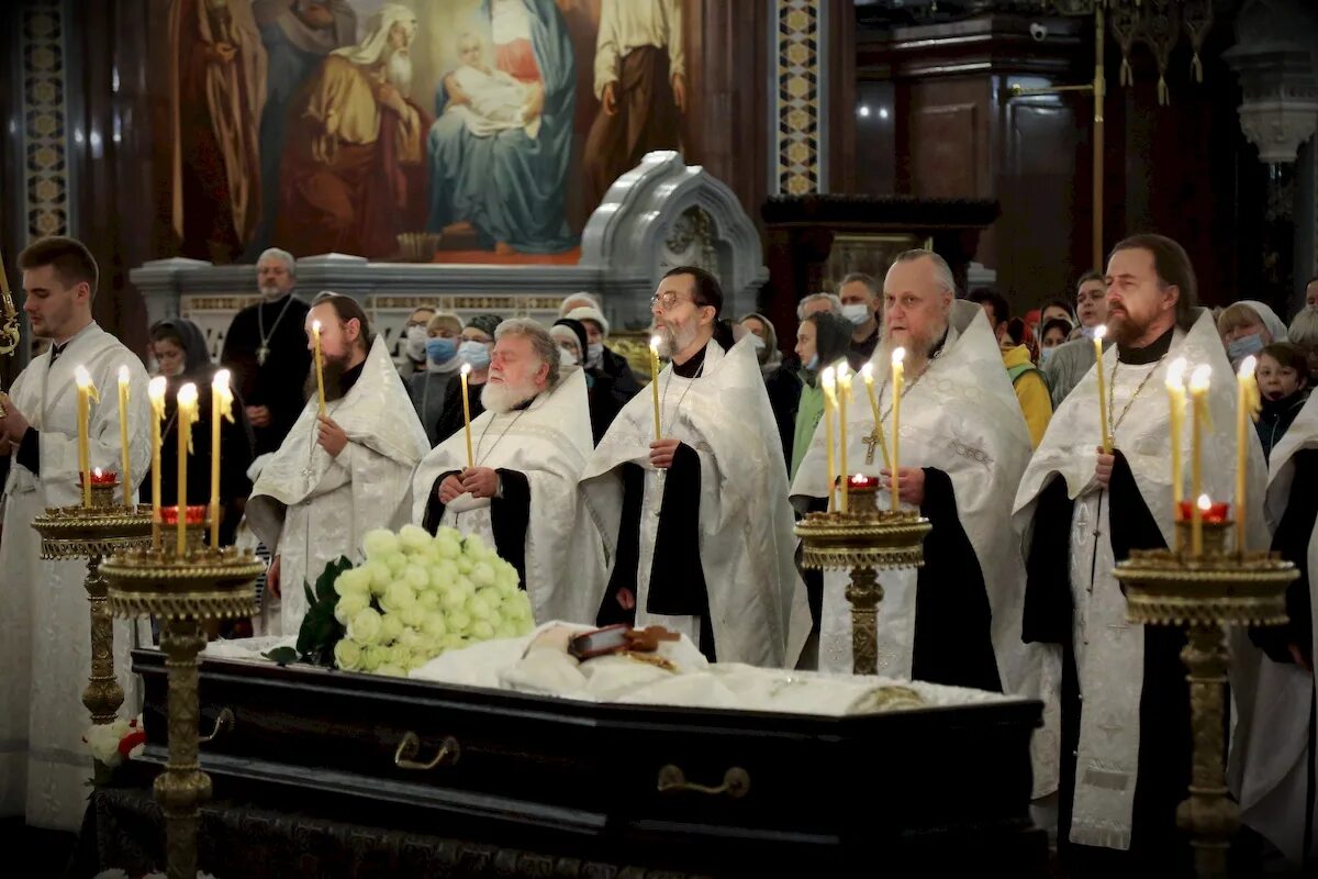 2021. Отпевание протоиерея димитрия смирнова. Похороны протоиерея димитрия смирнова. Прощание в храме христа спасителя. Кого отпевают в храме христа спасителя сегодня.