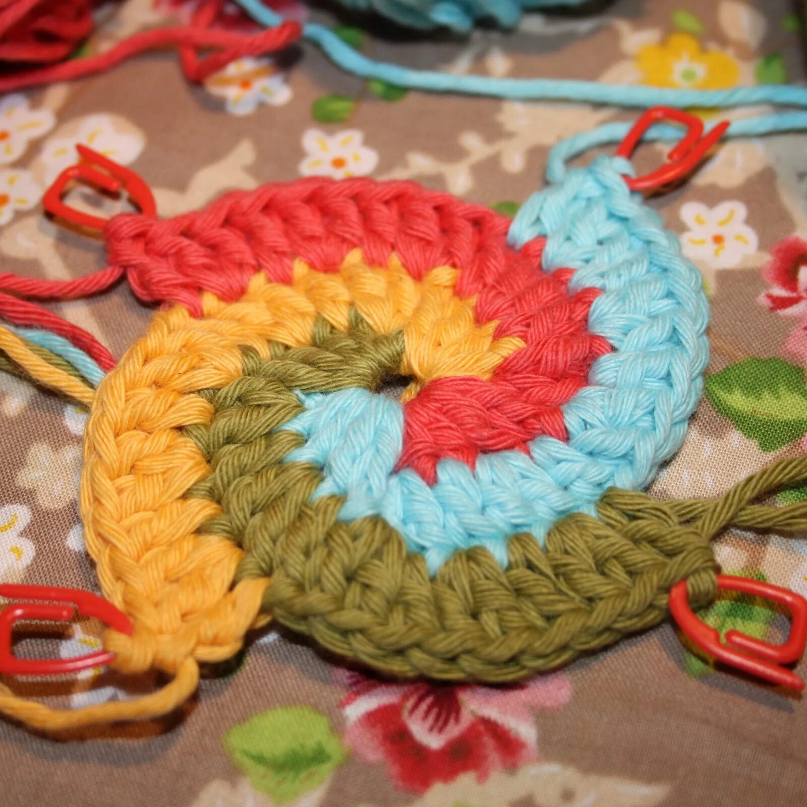 Вязание крючком. Лавка вязанка трикотажная пряжа. Коврик из трикотажных полосок крючком. Крючки для вязания крючком. Мастер класс вяжем из пряжи крючком.