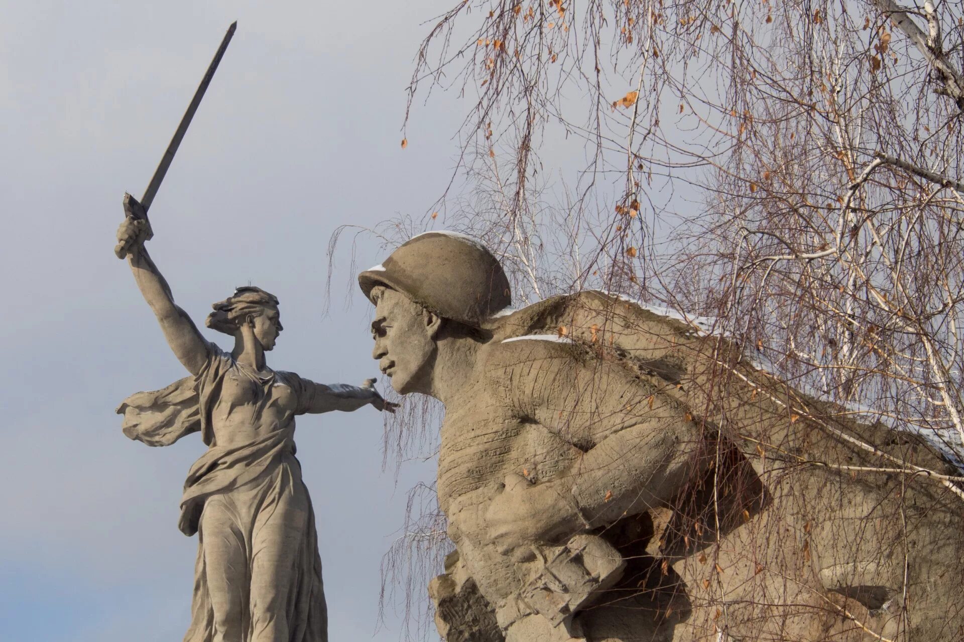 Списки мамаева кургана. Площадь героев Волгоград Мамаев Курган. Площадь героев Мамаев Курган монументы. Статуя Мамаев Курган. Площадь героев на Мамаевом Кургане.