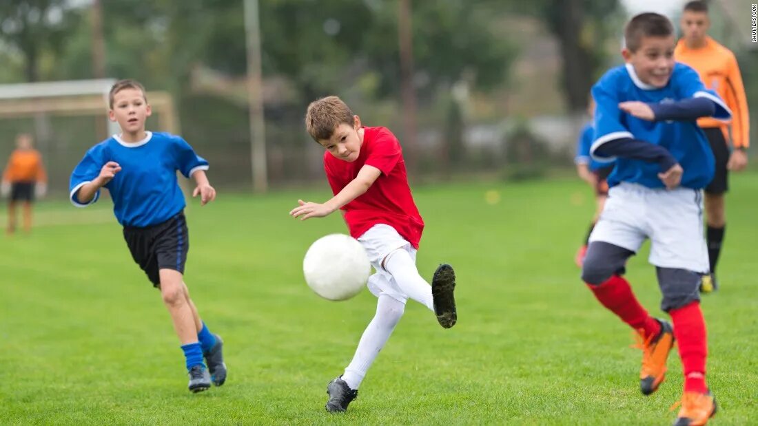 Игра в футбол длится. Мальчик футболист. Футбол дети. Мальчик занимается спортом. Мальчики играющие в футбол.