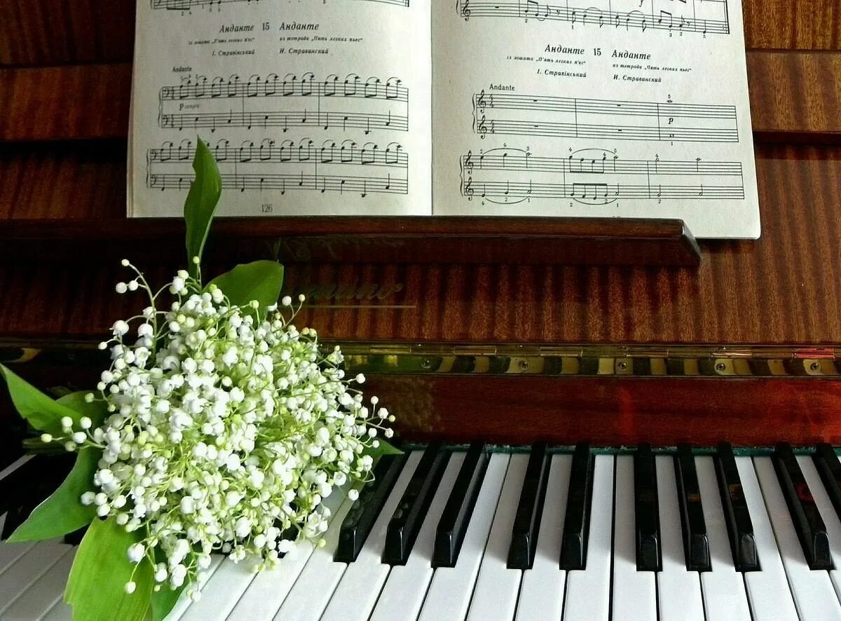 Ноты и цветы. Музыкальный букет. Цветы для музыканта. Цветы на рояле. День весенней музыки
