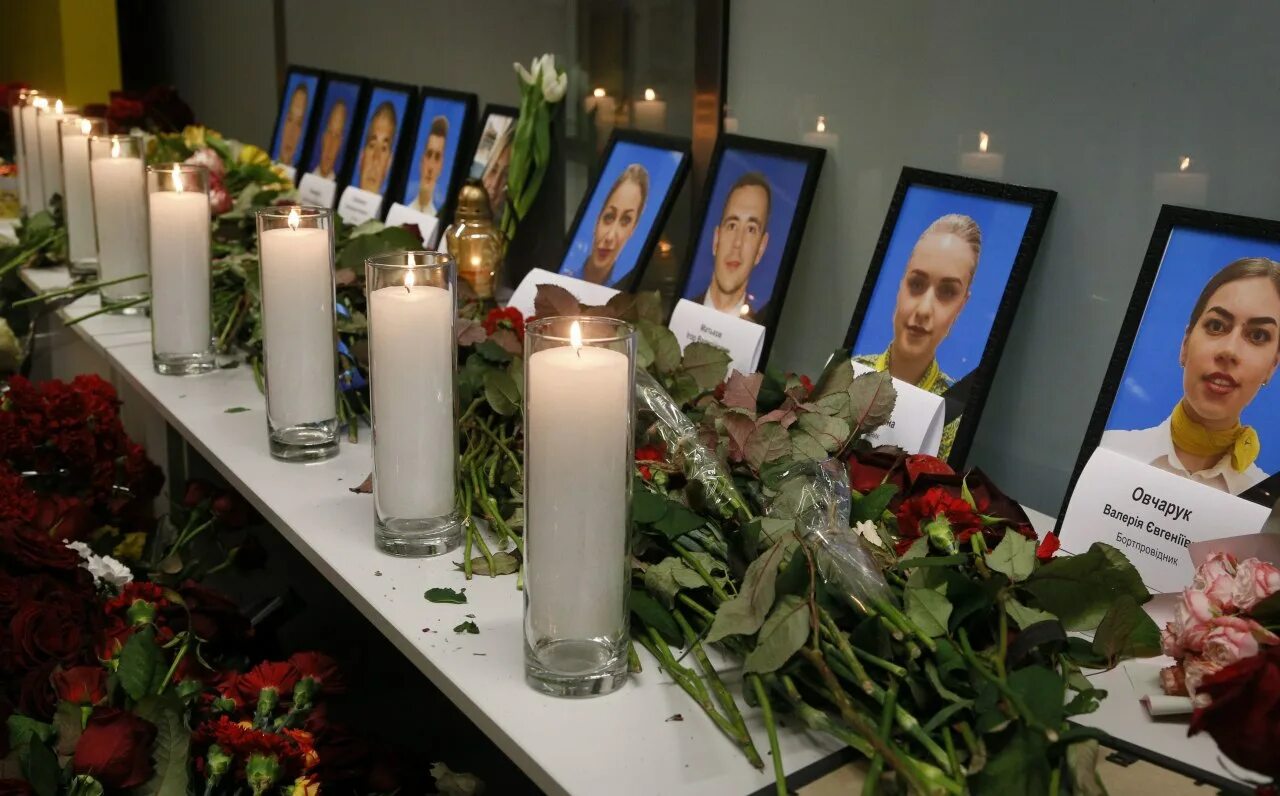 Тела погибших в авиакатастрофе. Жертвам погибшим в авиакатастрофе 2015. Траур сколько человек