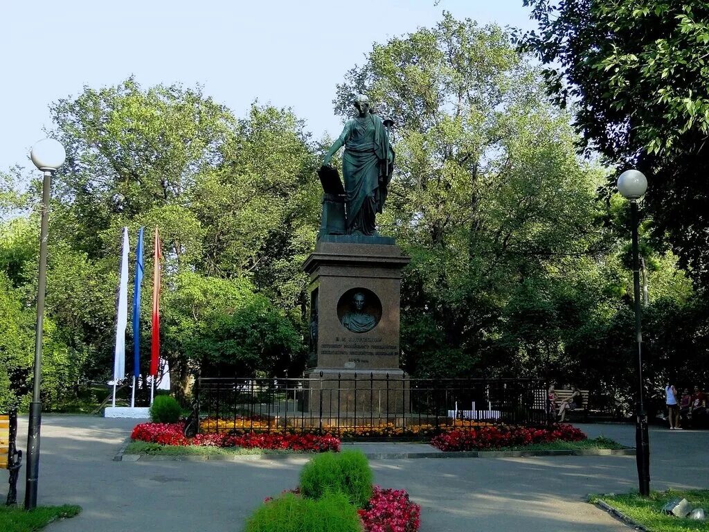 Сквер карамзину в ульяновске. Сквер в честь городов-побратимов ул. Карамзинский сквер. Парк карамзина ульяновск. Н.