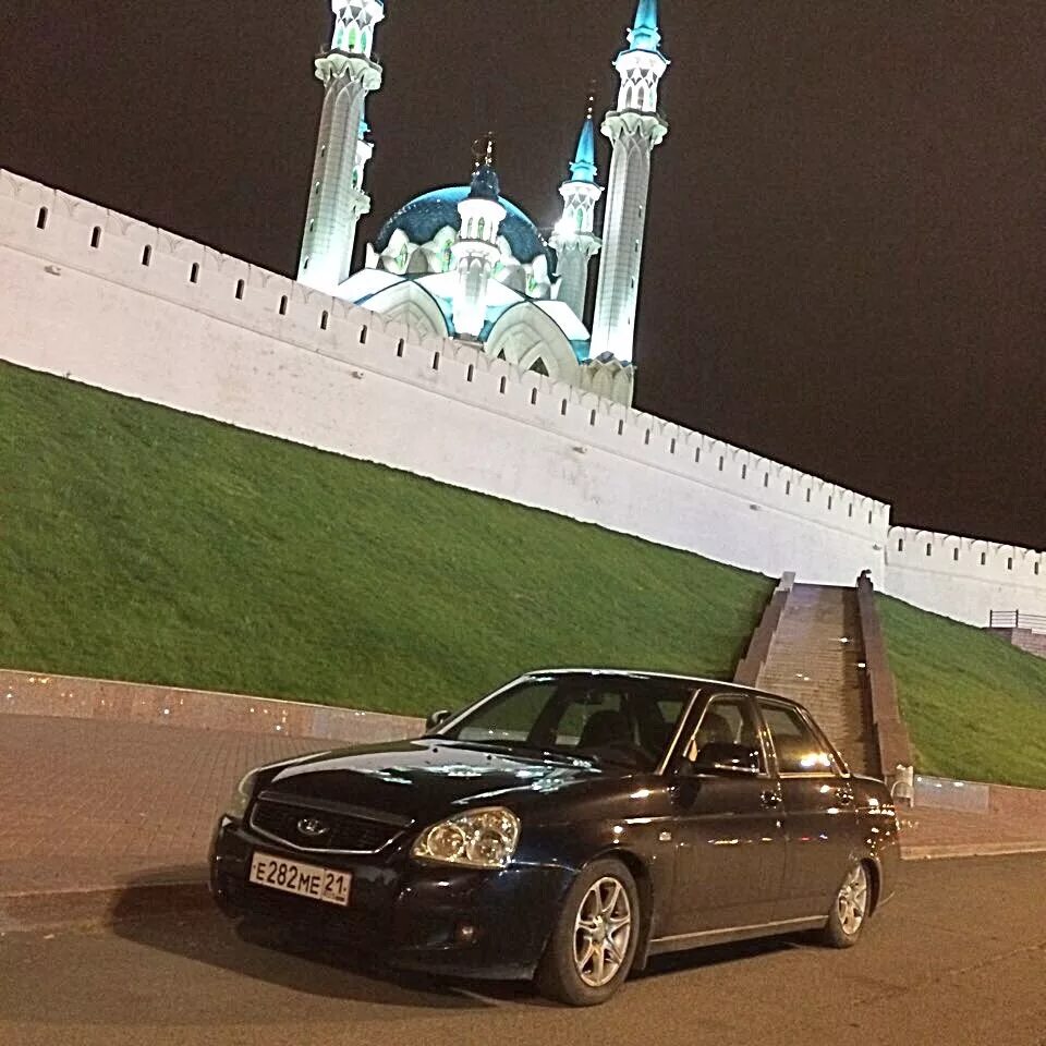 Авто на фоне мечети. Казань машины. Автомобиль Казанский Кремль. Машины рядом с мечетью. Дорогой автомобиль в казани