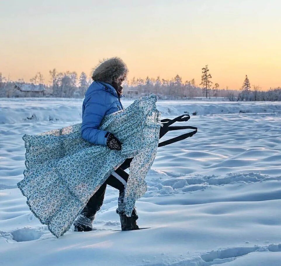 Холод зимой. Замерзшие вещи. Якутия зимой. Замерзшая одежда.