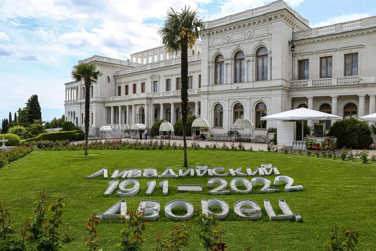 Скк арена спб. Петровская ассамблея. Рождественская ёлка в аничковом дворце. Дворец пусловских в коссово. Петровский путевой дворец внутри.