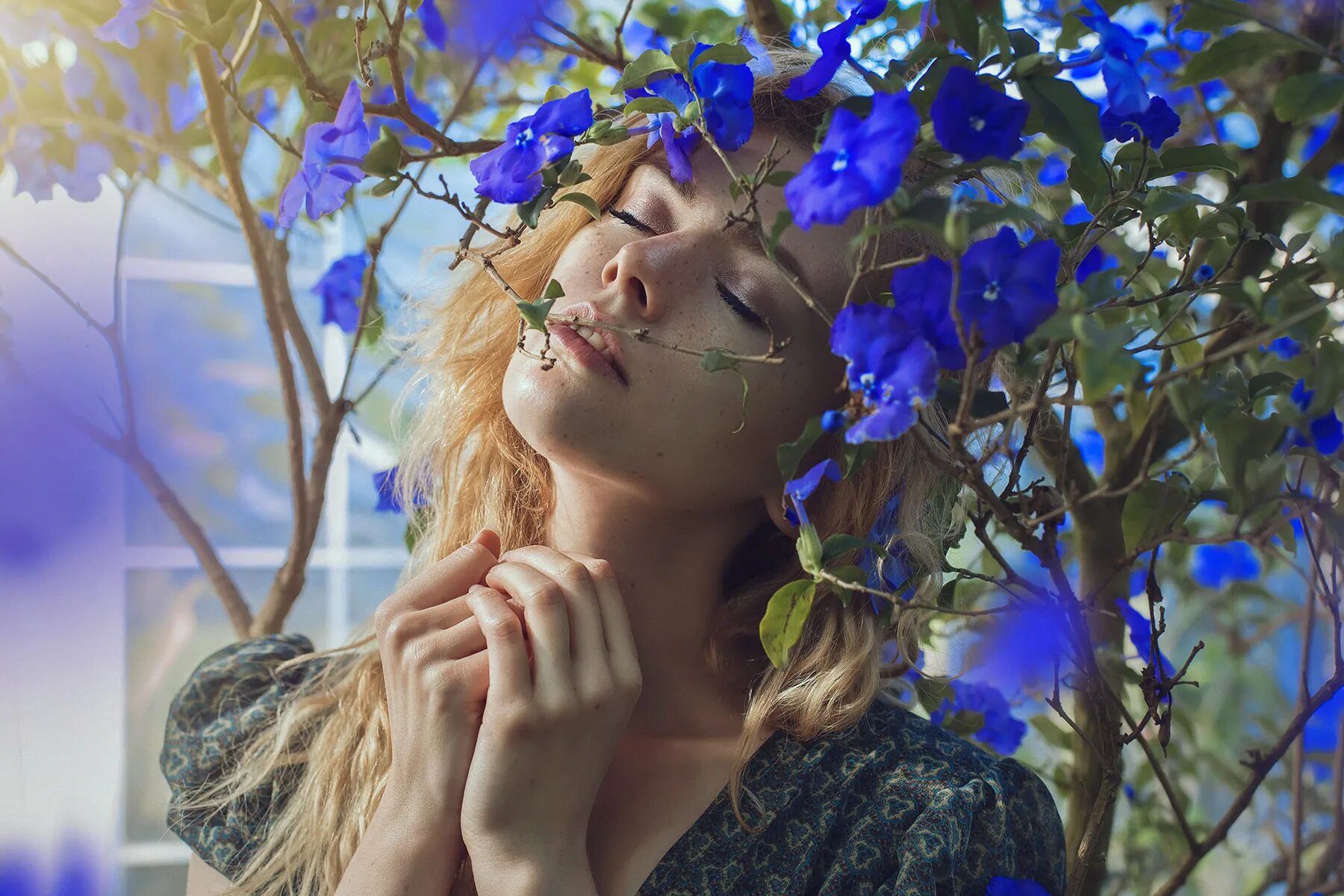 девушка под водой. русалка в воде. женщина вода. вода закрывает глаза. девушка с закрытыми глазами.