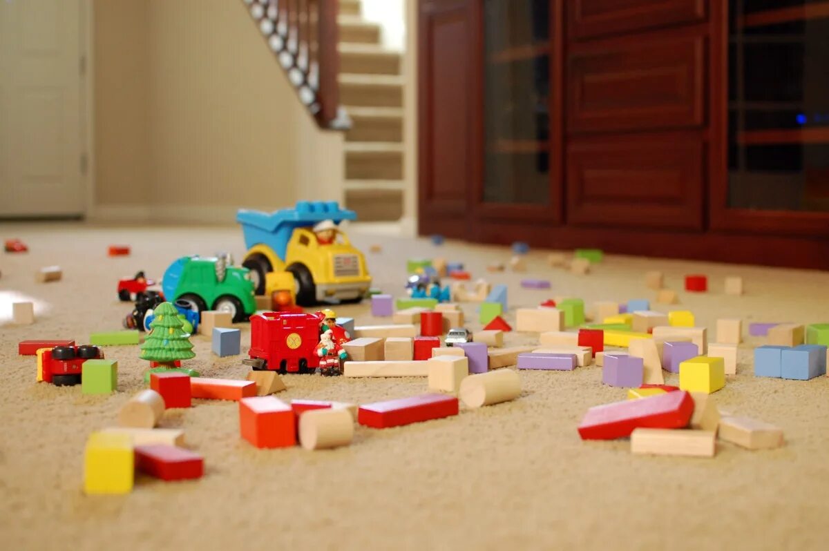 There were many on the floor. Разбросанные игрушки. Разбросанные игрушки по полу. Игрушки раскиданные на полу. Детские игрушки на полу.