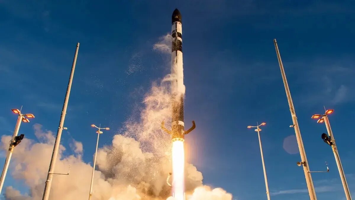 Ускорение ракеты на старте. Ракета. Формула циолковского для скорости ракеты. Формула реактивного движения 9 класс. Ракета старт.