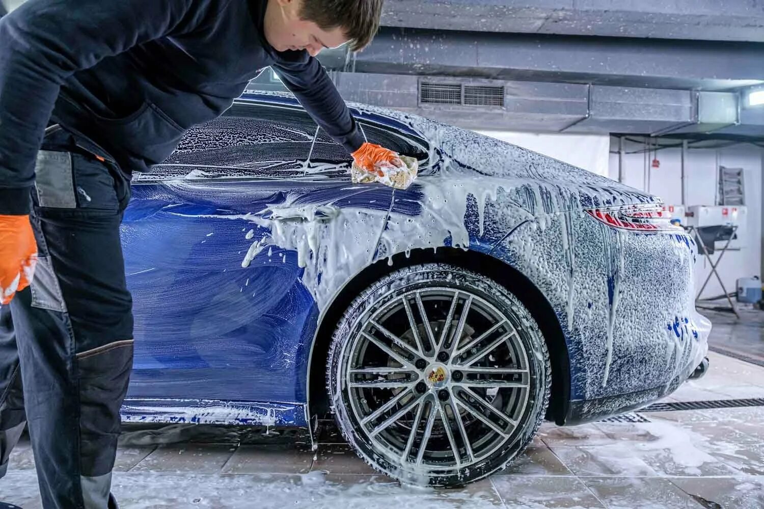 Ручная мойка для автомобиля. Наномойка автомобиля. Комплексная мойка процесс. Чистая машина. Детейлинг мойка.