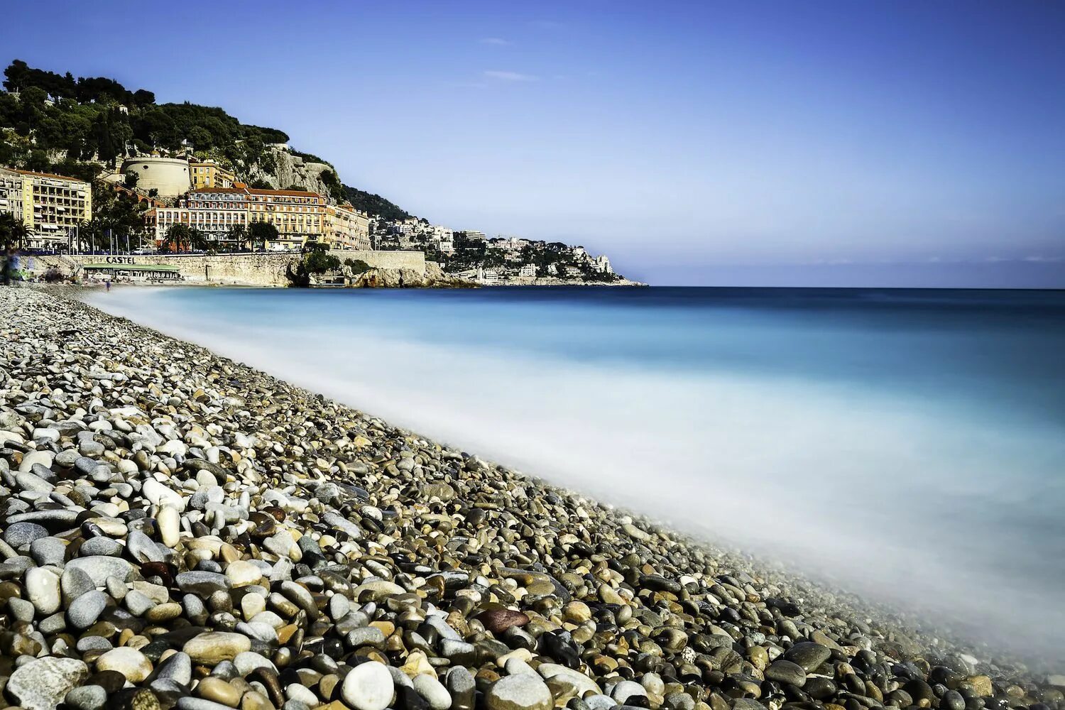 Nice beach. Лазурный берег Франции Ницца. Ницца Франция Лазурный берег пляж. Франция Ривьера Лазурный берег. Ницца Лазурный пляж.