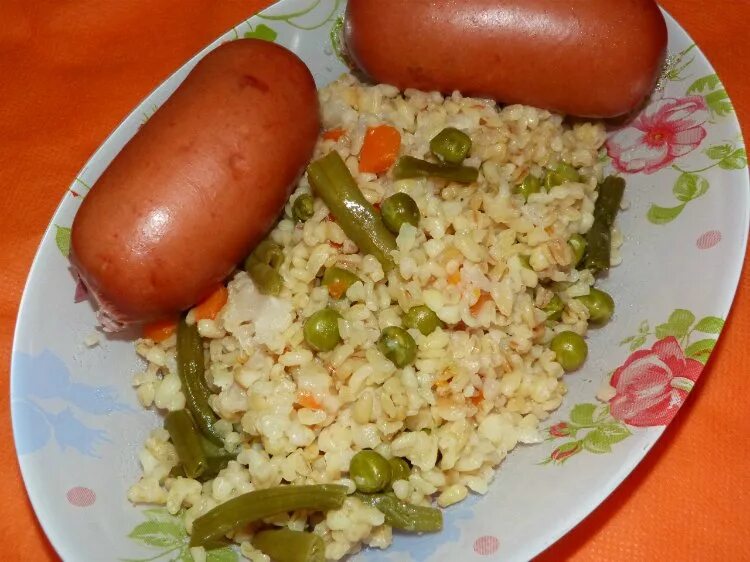Рис с сосисками. Рис с сосисками на сковороде. Сосиски с рисом рецепт. Сосиски с рисом рецепт. Рис с сосисками на сковороде.