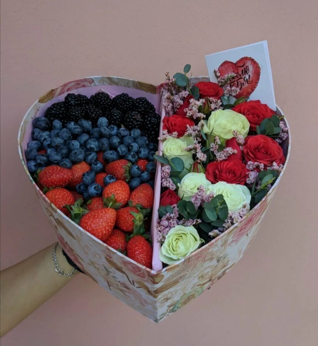 Корзинка с ягодами. Подарок из клубники в коробке. Подарок из ягод. Букет из голубики и клубники. Композиция из ягод.