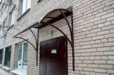 Козырек над входом многоквартирного дома
