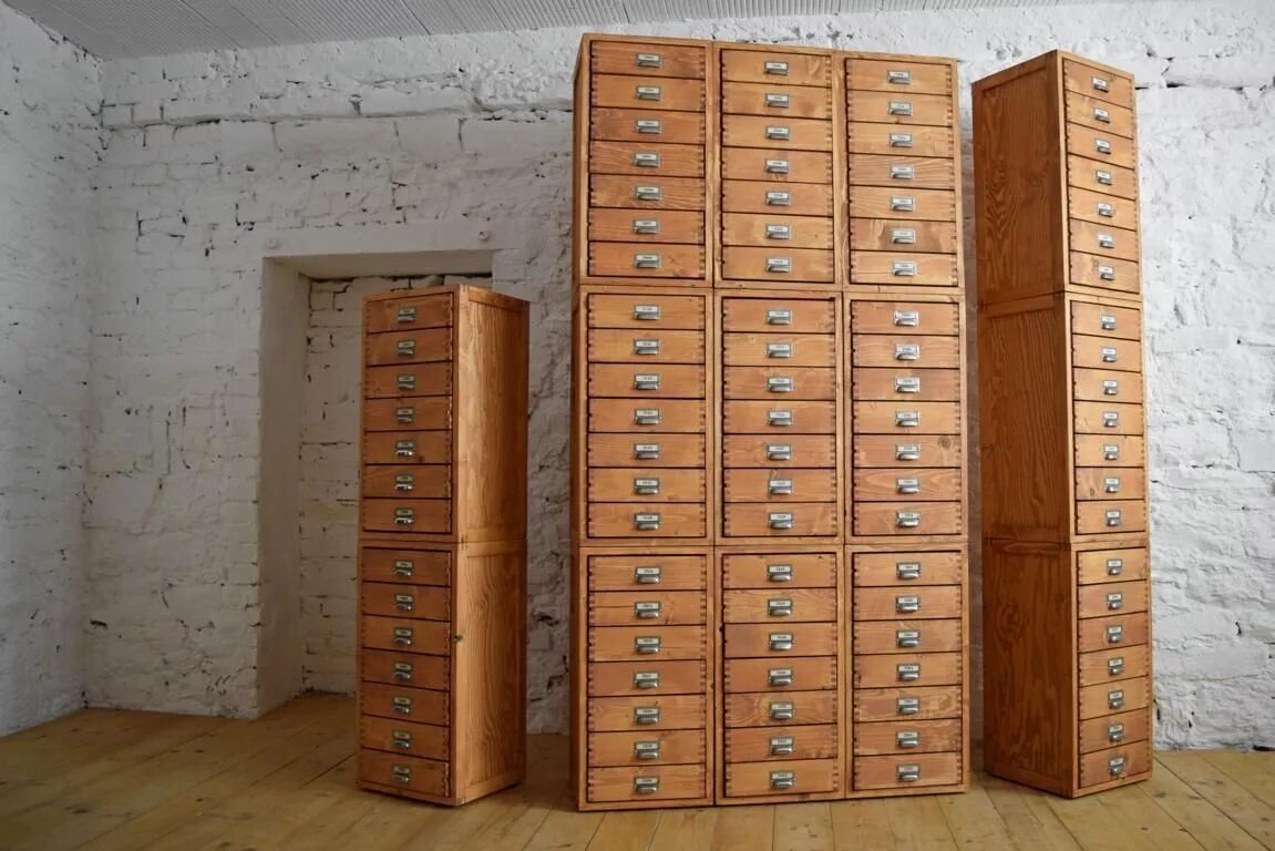 Деревянный шкафчик. Шкаф Каталожный деревянный. Шкафчик из дерева. Шкаф картотечный деревянный. Аптечный шкаф