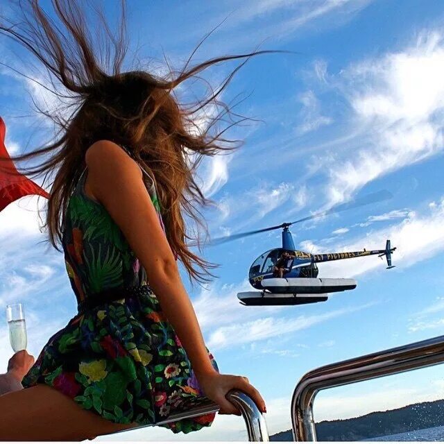 Фотосессия с самолетом. Девушка и вертолет. Девушка в самолете. Красивые девушки и вертолеты. A trip of her life