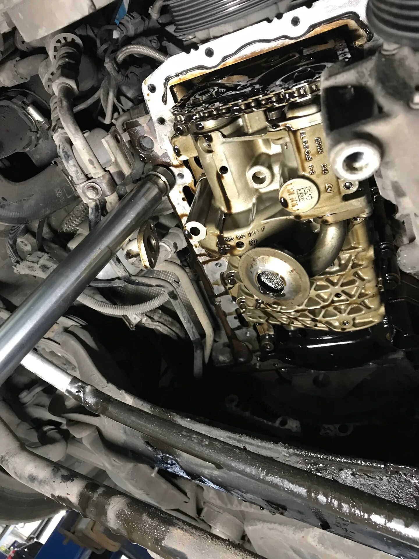 Масло в двигатель 2.0 tfsi. Датчик давления масла audi q5. клапан масла a4 b7. масляный клапан ауди а4 б8. датчик давления масла ауди q5 2.0.