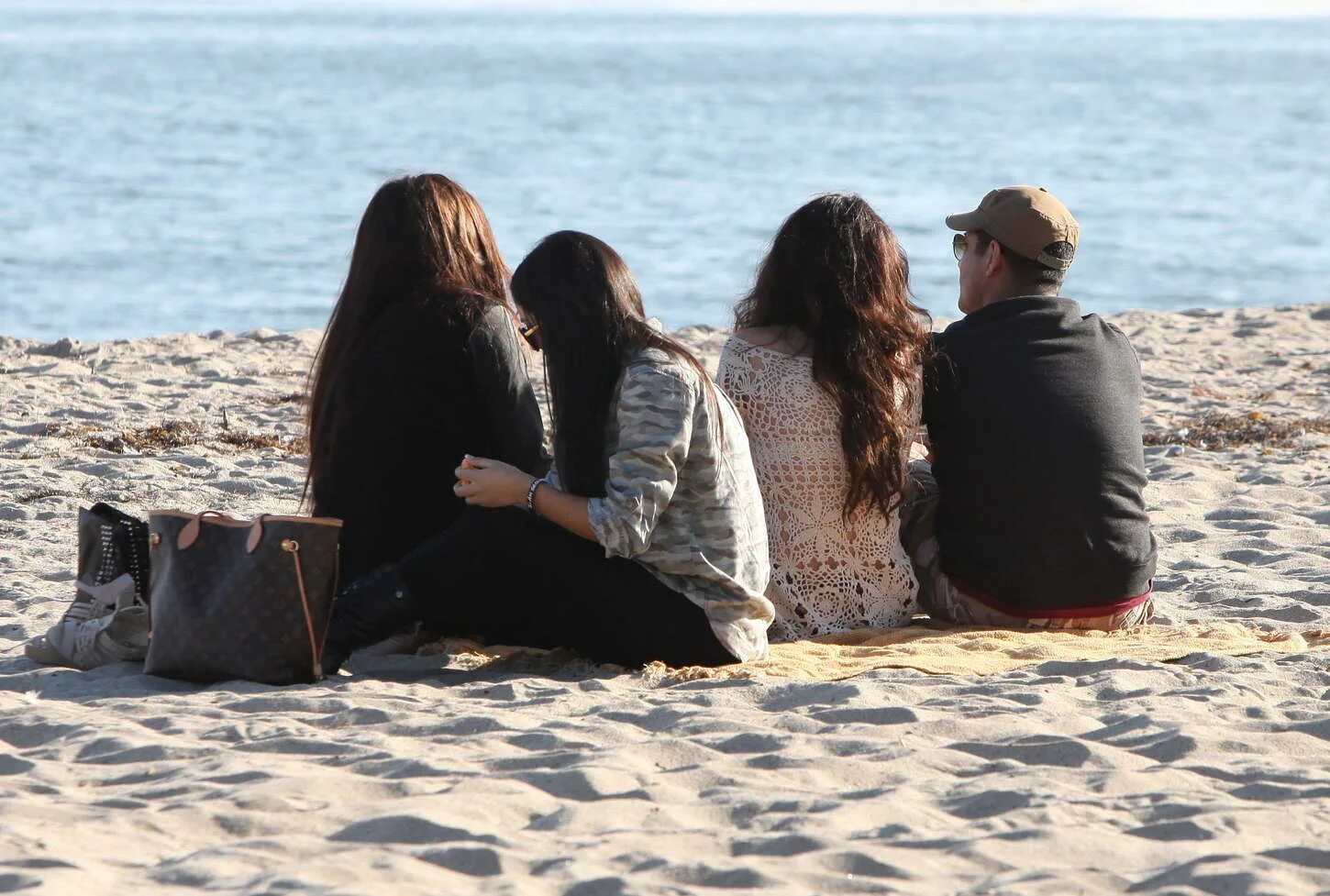 Селен отдых. Холодно на пляже. Resting on the Beach.