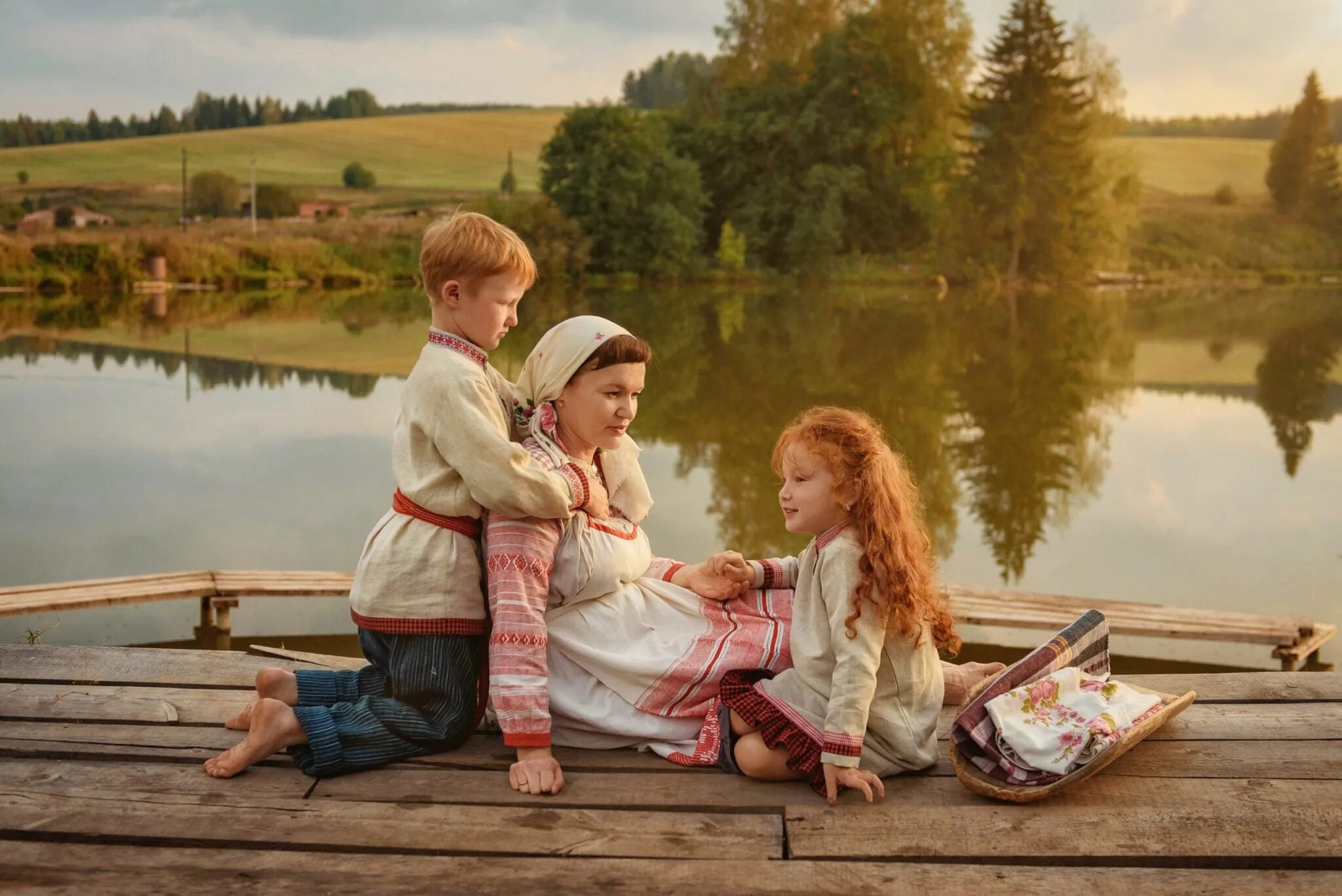 Дети и мама фотоконкурс в национальных. Международный фотоконкурс мама и дети в национальных костюмах. Мама с ребенком в народных костюмах. Мама с ребенком в русском народном костюме. Фотоконкурс национальный костюм